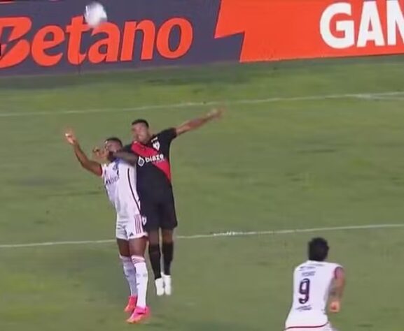 Aos 54 minutos do segundo tempo, o árbitro da partida André Luiz Policarpo Bento foi chamado ao VAR para analisar a disputa entre Maguinho e Bruno Henrique e assinalou pênalti a favor do Flamengo no útimo lance do jogo.