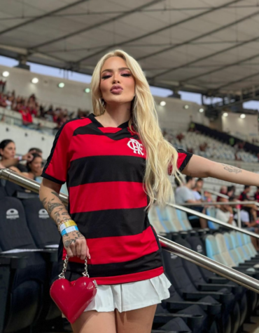 Karoline Lima: A influeciadora e namorada de Léo Pereira, zagueiro do Flamengo, tem servido diversos look icônicos com a camisa do Rubro-Negro.