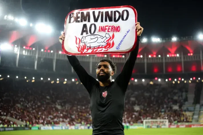 E no jogo de volta, contra o Atlético-MG, o 'predestinado' levanta um cartaz escrito: "Bem-vindo ao inferno", durante a comemoração da classificação.