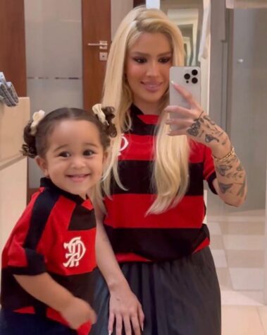 Cecília também participa dos looks. Filha de Karoline e Eder Militão, sempre marca presença nos jogos do padrasto com look combinando.