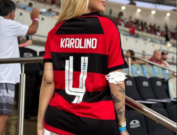 E claro, a camisa de jogo da Karoline não podia deixar a personalização nas costas de lado...