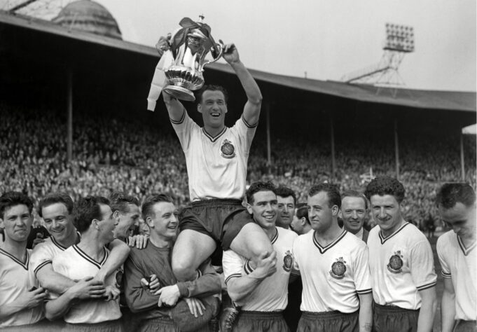 4 títulos (três times) - Wolverhampton (1893, 1908, 1949 e 1960), Sheffield United (1899, 1902, 1915 e 1925) e Bolton (1923, 1926, 1929 e 1958) (foto).