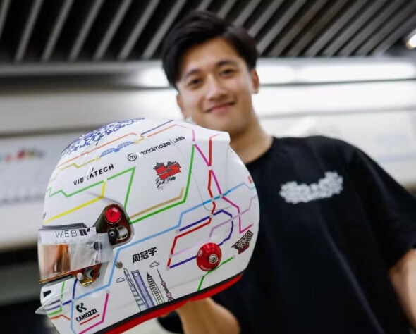 Piloto: Guanyu Zhou - Equipe: Sauber - Estilo do capacete: Linhas do metrô chinês