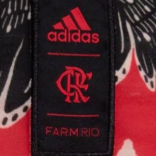 O detalhe da etiqueta leva os logos das marcas e o símbolo do Flamengo.