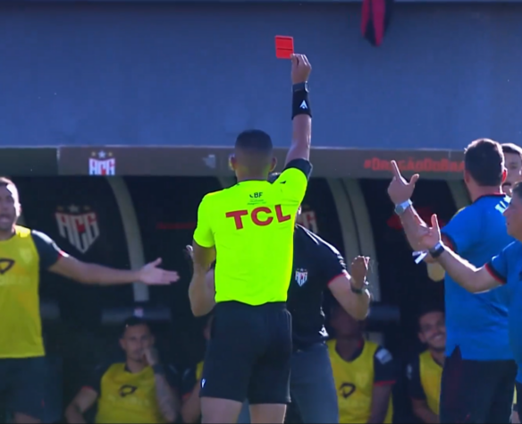 Também no primeiro tempo, o juiz da partida aplicou cartão vermelho direto no técnico Jair Ventura por uma reclamação ao demandar o cartão amarelo para o jogador do Flamengo que matou o contra-ataque