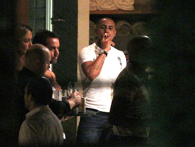 Amigos e ex-companheiros, em 2011, Roberto Carlos foi flagrado em uma festa promovida na casa do Ronaldo, fumando e bebendo. Na época, as imagens viralizaram - e os jogadores chegaram até a ameaçar 'tomarem medidas legais'.