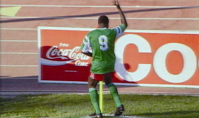 Simplesmente uma das comemorações mais marcantes na história das Copas. O camaronês Roger Milla marcou dois gols na vitória sobre a Colômbia por 2 a 1 em 1990, e fez a dancinha estilo lambada em frente à bandeirinha de escanteio para comemorar.