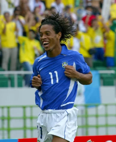 O craque da Seleção Brasileira Ronaldinho Gaúcho marcou p segundo gol na vitória sobre a Inglaterra, por 2 a 1, surpreendendo o goleiro inglês David Seaman. Na comemoração, o brasileiro mostrou que tem samba no pé.