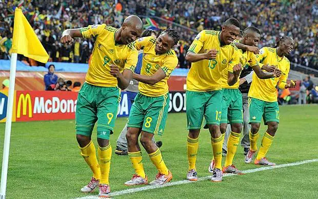 O meia Tshabalala comemorou o golaço marcado pela África do Sul no empate por 1 a 1 diante do México, na Copa do Mundo de 2010, fazendo gestos com os braços e girando sicronizado com outros companheiros de equipe. A dancinha marcou as comemorações do torneio mundial.