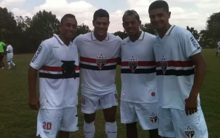 - Jorge Henrique: Logo após ter sido campeão mundial junto ao Corinthians, em 2012, Jorge Henrique vestiu a camisa do São Paulo durante jogo beneficente do ex-jogador Denílson. O meia foi duramente criticado, porém rebateu dizendo que não deixaria de jogar por causa de "um pano", além de ter tapado o escudo do Tricolor durante a partida.