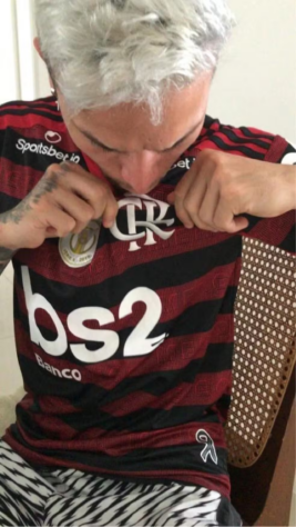 - Artur: Em 2019, enquanto estava emprestado ao Bahia pelo Palmeiras, o ponta-direita teve uma foto sua vestindo a camisa do Flamengo. Artur atribuiu a imagem a uma aposta e pediu desculpas aos torcedores do Tricolor e do Alviverde.
