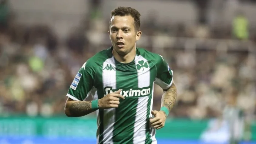 O atacante Bernard, de 31 anos, está no Panathinaikos, porém assinou um pré-contrato com o Atlético-MG e chegará ao clube no meio de 2024.