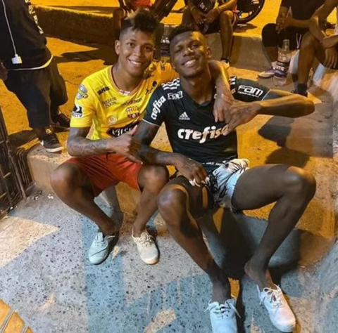 - Arboleda: Jogador do São Paulo, Arboleda apareceu em foto vestindo a camisa do Palmeiras durantes suas férias no Equador, em 2019. Na época, o jogador recebeu uma multa salarial, já que o clube o episódio como inocência, e não de desrespeito.