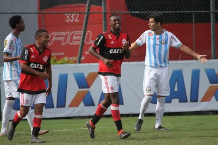 O Famalicão (Portugal) ainda deve R$ 14.454 milhões ao Flamengo. O valor refere-se ao "sell on fee" da venda do zagueiro Otávio ao Porto (Portugal).