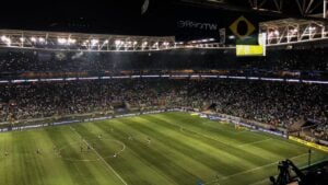 Qual estádio tem o maior acordo de naming rights no Brasil?