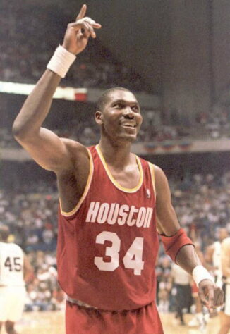 Hakeem Olajuwon - Local de nascimento: Lagos, na Nigéria - Eleito MVP na temporada 93/94 quando atuava pelo Houston Rockets (Apesar de ter nascido fora dos Estados Unidos, ele se naturalizou e defendeu a seleção estadunidense)