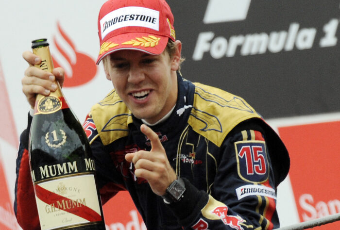 Em uma das atuações mais impressionantes na história da Fórmula 1, Sebastian Vettel venceu o Grande Prêmio da Itália de 2008. Sobre forte chuva, o alemão largou da pole e venceu de ponta à ponta com a modesta Toro Rosso