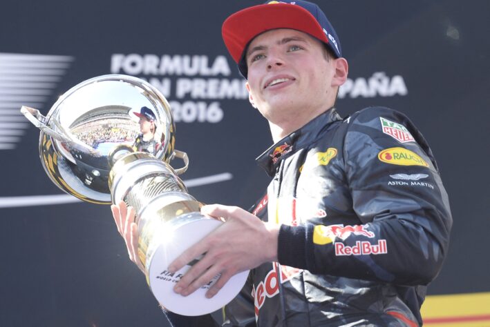 Em sua primeira corrida na Red Bull, Max Verstappen, de 17 anos, venceu o Grande Prêmio da Espanha e se tornou o piloto mais jovem a vencer uma corrida na história da Fórmula 1. O holandês aproveitou um acidente entre Lewis Hamilton e Nico Rosberg, ambos da Mercedes, para assumir a ponta e não soltar mais.