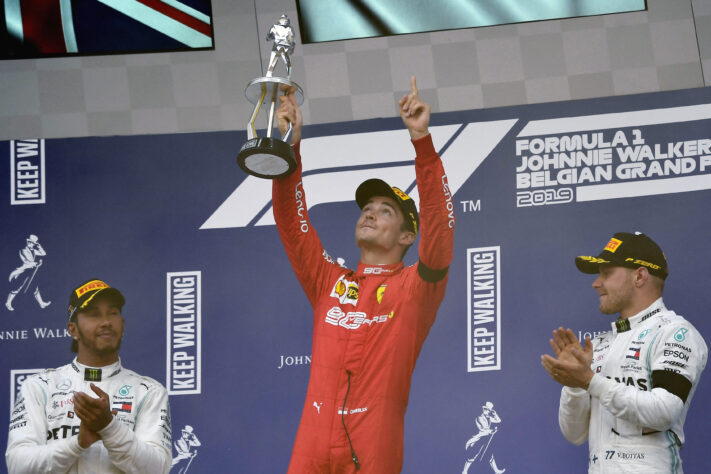 Após perder o amigo, Anthoine Hubert, em um acidente de Fórmula 2, no sábado, Charles Leclerc venceu pela primeira vez no Grande Prêmio da Bélgica de 2019. O monegasco largou na ponta e segurou a primeira posição até o final.