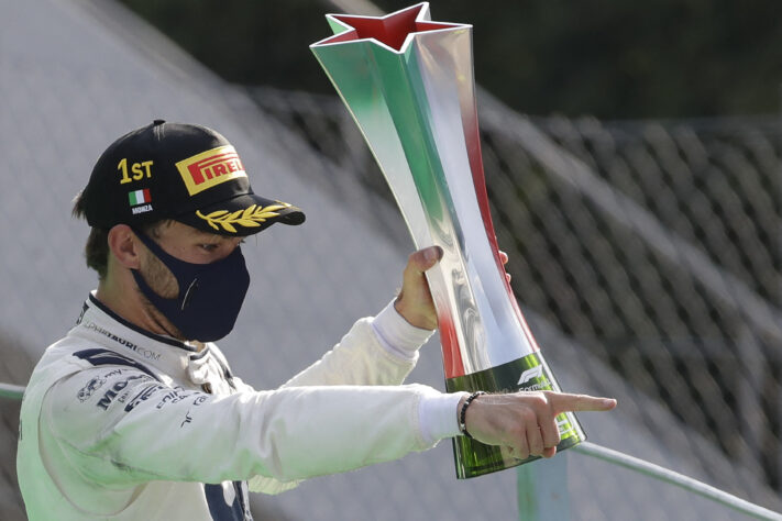 Pierre Gasly conquistou sua primeira vitória no Grande Prêmio da Itália de 2020, após corrida caótica com bandeira vermelha e punição de stop-and-go para Lewis Hamilton. Na relargada, Gasly passou Stroll e segurou Sainz nas voltas finais