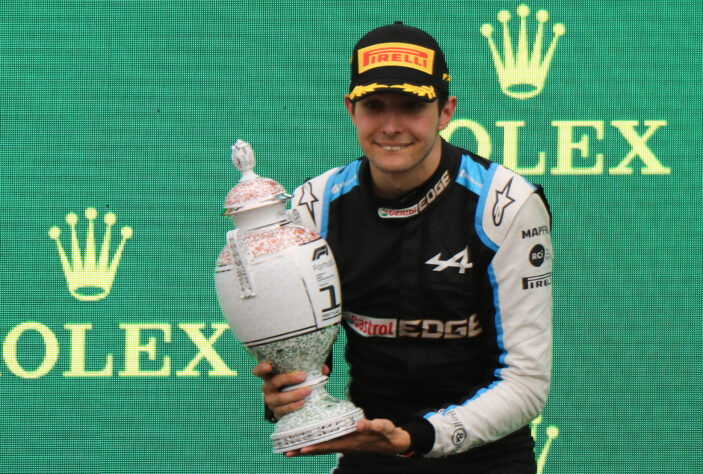 Esteban Ocon venceu o Grande Prêmio da Hungria de 2021, em Hungaroring. O francês se deu bem na largada, após passar ileso de um caos na largada. Depois da bandeira vermelha, Ocon passou Hamilton, que parou nos boxes uma volta depois, em erro da Mercedes. Esteban segurou Vettel nas voltas finais e venceu pela primeira vez na F1