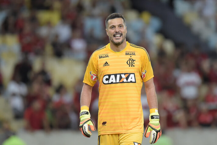 O goleiro Júlio César se aposentou dos gramados, em abril de 2018, aos 36 anos. O último jogo da sua carreira foi pelo Flamengo, na vitória por 2 a 0 contra o América-MG pelo Campeonato Brasileiro.