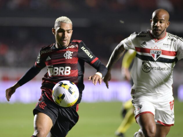 O Corinthians (Brasil) ainda deve R$ 17.453 milhões ao Flamengo, pela compra do lateral Matheusinho.