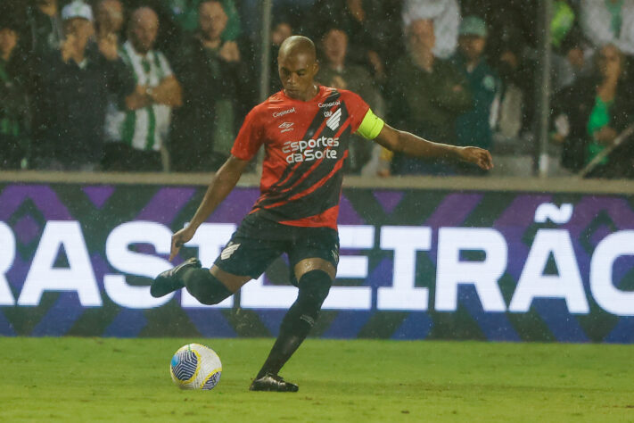 O volante Fernandinho, de 39 anos, está no Athletico-PR e tem contrato até o fim de 2024.