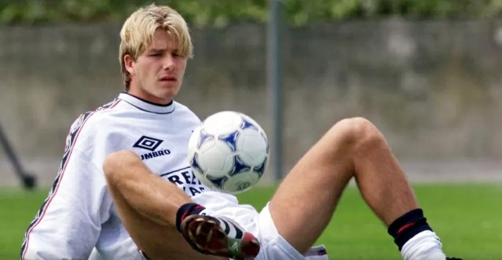 Ainda novo, Beckham chamou atenção na seleção inglesa com um corte mais comprido e repartido.