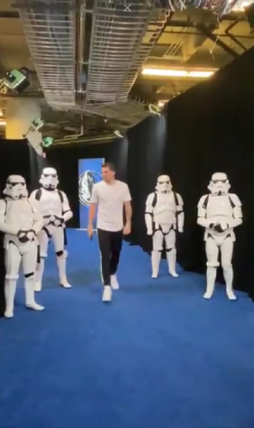 Luka Doncic - Em 2019, o Dallas Mavericks promoveu uma noite de Star Wars na arena, com stormtroopers seguindo os jogadores até a quadra, que deram um susto no astro do time.