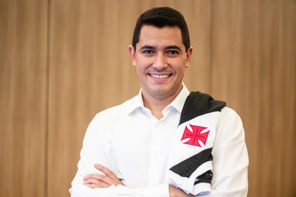 Novo diretor de Futebol do Vasco, Pedro Martins deixou o Cruzeiro com a missão de reforçar o elenco do Gigante da Colina e garantir um campeonato brasileiro mais tranquilo a equipe do que o de 2023. (Foto: Leandro Amorim/Vasco).