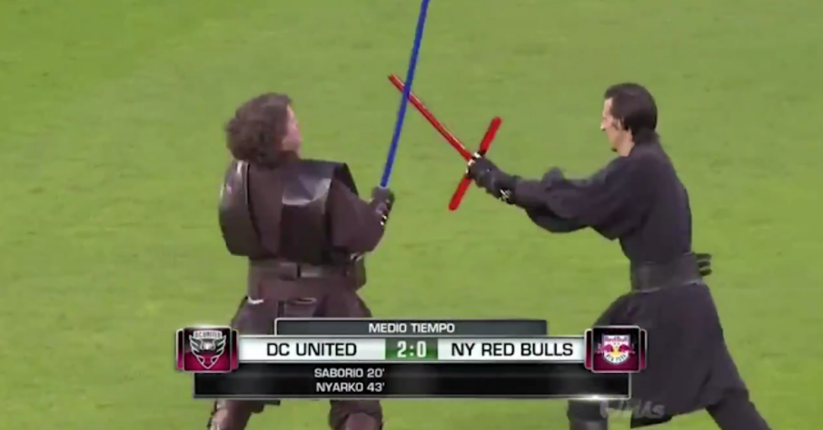 Durante o intervalo de um jogo contra o NY Red Bulls, pela MLS, o DC United resolveu colocar um duelo entre personagens de Star Wars dentro de campo.