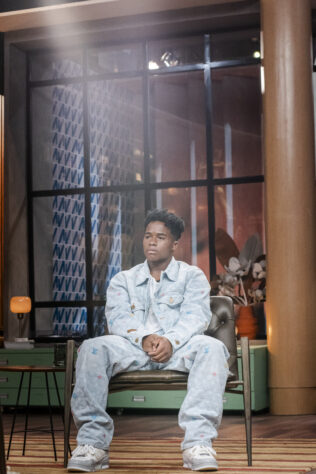 Mais recentemente, o jovem craque chamou atenção com o look usado para participar do programa "Conversa com Bial". Endrick apostou no conjunto "Monogram Denim" da Louis Vuitton, que gira em torno dos R$ 30 mil.