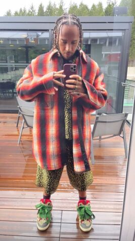 Nem o dono dos melhores looks da Fórmula 1 escapou de agredir a moda. Lewis Hamilton errou a mão na hora de misturas as estampas nesse look.