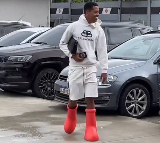 As botas no estilo "AstroBoy", da MSCHF, viralizaram em diversos looks em 2023. Mas será que o ex-Vasco Miranda acertou ma hora de combinar as peças? 