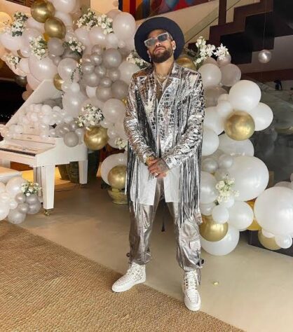 Será que o Neymar tentou copiar uma bola de espelhos de discoteca? 