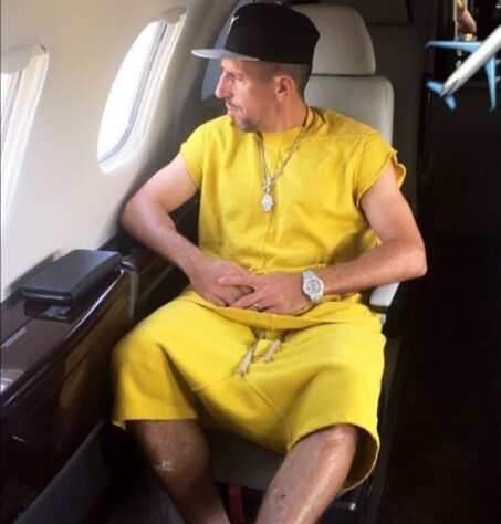 Acho que o ex-futebolista Franck Ribéry errou a mão no amarelo nesse look aqui, né?
