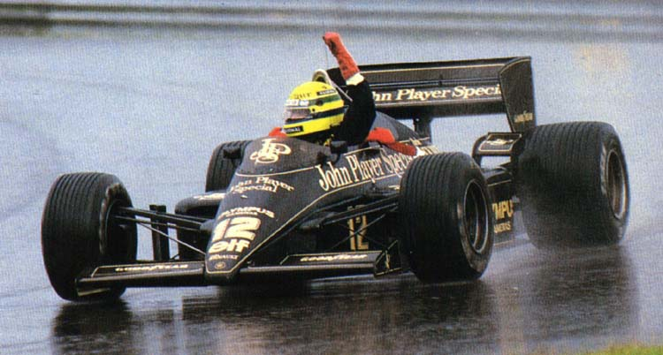 Sobre forte chuva, Ayrton Senna mostrou seu talento na pista molhada para vencer pela primeira vez na Fórmula 1. No Grande Prêmio de Portugal de 1985, o brasileiro deu show e mostrou todo seu talento nas pistas.