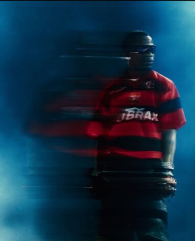 Após Travis Scott ter feito um show vestindo o uniforme do Flamengo, vamos relambrar outras estrelas que apareceram como "Manto Sagrado":