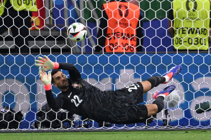 1- DIOGO COSTA: Vamos à montagem da lista em ordem cronológica dos mais recentes aos mais antigos. Por isso, é impossível não estar com a memória fresca em relação à grande atuação de Diogo Costa na Eurocopa. Contra a Eslovênia, o goleiro do Porto pegou os três primeiros pênaltis da série contra a Eslovênia, salvando Cristiano Ronaldo da vilania - perdeu pênalti na prorrogação - e garantindo a Seleção das Quinas nas quartas.