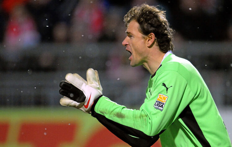 9- LEHMANN: Para quem gosta de ver a Argentina sofrer, Jens Lehmann foi o responsável pela eliminação albiceleste em 2006 de uma forma diferente. Antes do começo das penalidades nas quartas de final, o arqueiro conferiu em uma colinha anotada em um papel as batidas preferidas de cada jogador adversário. O efeito? Ayala e Cambiasso esbarraram na inteligência de Jens e acabaram caindo sob o comando de José Pekerman.