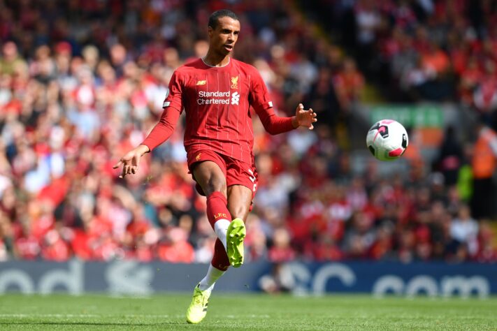 JOËL MATIP (33 anos) - o zagueiro alemão naturalizado camaronês defendeu o Liverpool de 2016 até encerrar a carreira, em outubro deste ano. Dos seis títulos conquistados pelos Reds, dois são especiais: a Champions League de 2018/19 e a Premier League de 2019/20.