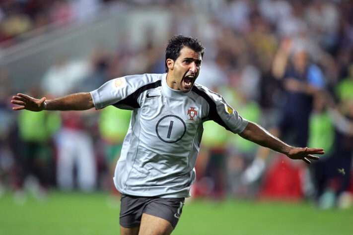 10- RICARDO: Em nova grande fábula do futebol mundial, Ricardo, de Portugal, usou um método diferente para classificar a Seleção das Quinas. Contra a Inglaterra, nas quartas da Euro de 2004, o mui questionado goleiro tirou suas luvas para defender a cobrança de Vassell, já nas alternadas. De quebra, chamou a responsabilidade para a cobrança seguinte e classificou os lusitanos em sua casa. Dois anos depois, a história se repetiu: agora com luvas, pegou os chutes de Lampard, Gerrard e Carragher. Um monstro na marca da cal.