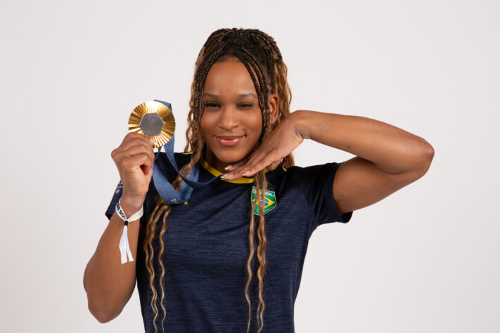 A BBC divulgou, nesta terça-feira (3), o ranking das 100 mulheres mais influentes no mundo em 2024, entre as atletas da lista está a nossa campeã olímpica Rebeca Andrade. A Brasileira que conquistou o ouro em Paris 2024 entre as principais personalidades eleitas pela revista britânica. Confira todas as atletas presentes no ranking