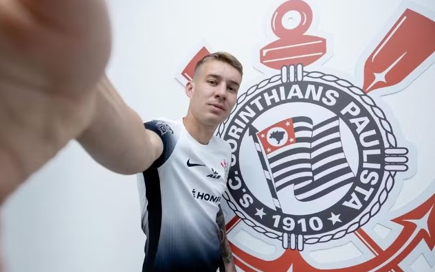 Charles- O volante foi contratado em definitivo junto ao Midtjylland, da Dinamarca, por cerca de R$ 9,7 milhões. Ele assinou contrato até o final de 2028.