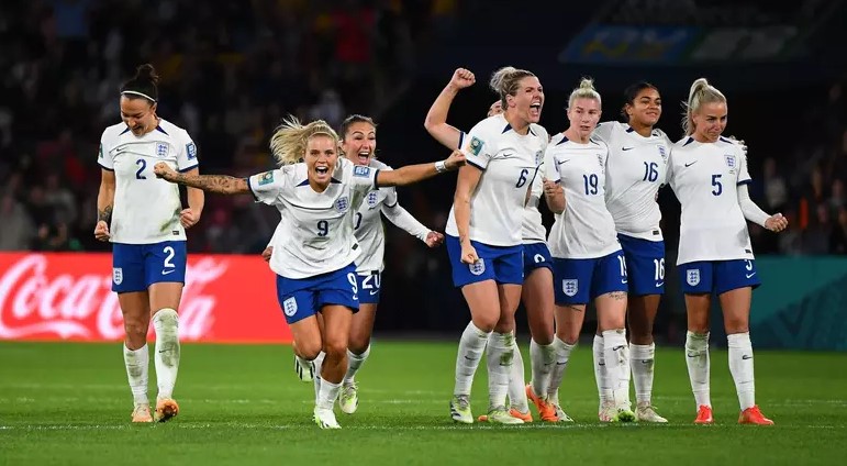 4 - Inglaterra: 2004.52 pontos