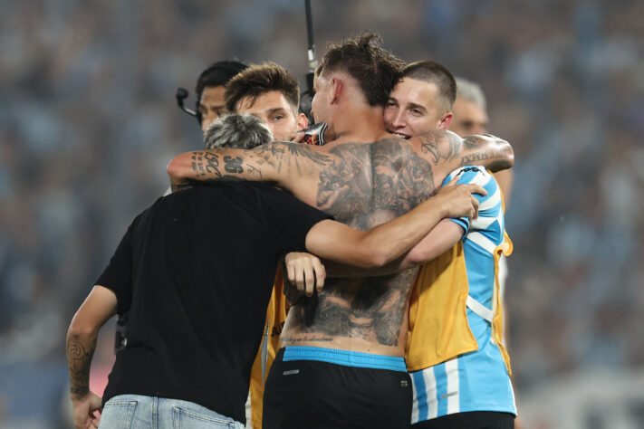 O Corinthians foi eliminado pelo Racing na semifinal da Sul-Americana. Placar: 2a2 na Neo Química Arena na ida e 2a1 Racing no El Cilindro no jogo de volta. 