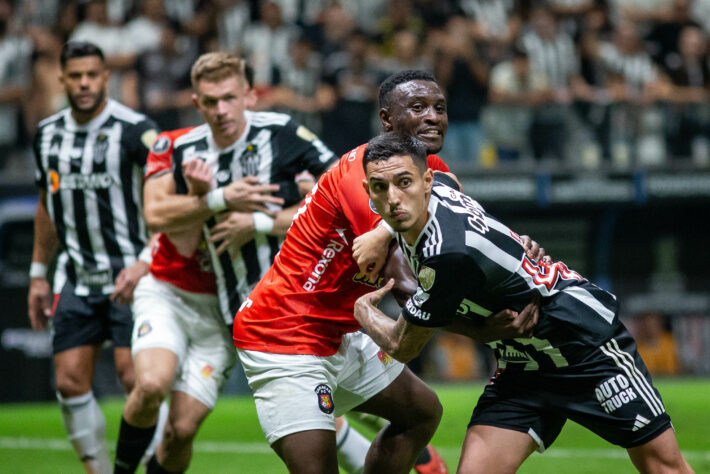 O atacante Cadu (Atlético-MG) se recupera de lesão no joelho direito.