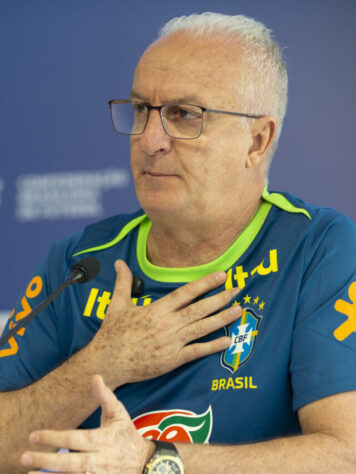 O mau momento vivido pela Seleção Brasileira de Dorival Júnior, que culminou em uma possível queda nas próximas horas, levou a um clamor público através das redes sociais para a chegada de um técnico estrangeiro ao Brasil. Treinadores como Guardiola, Jorge Jesus, Carlo Ancelotti e Abel Ferreira estão entre os nomes mais pedidos pela força pública, e existe a possibilidade de concretização do sonho por parte da CBF. Mas há em quem se inspirar? O Lance! pegou as dez seleções mais bem ranqueadas pela Fifa - excluindo a Canarinha - e levantou todos os estrangeiros que assumiram as gigantes do futebol mundial. Confira conosco!