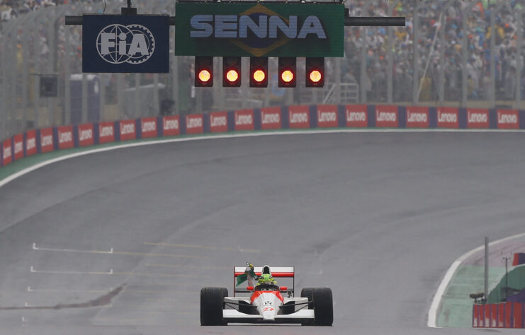 Lewis Hamilton pilota McLaren  do bicampeonato de Senna em 1990